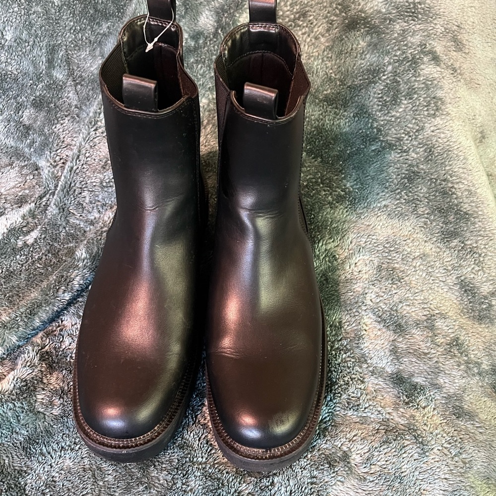Nice winter boot narrow black slip on size 10 worn twice